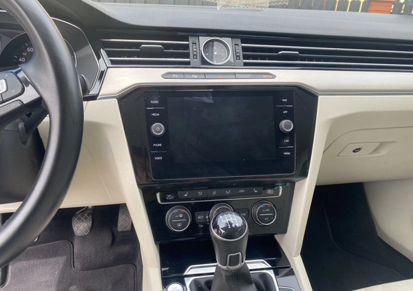Volkswagen Passat cena 68400 przebieg: 129000, rok produkcji 2017 z Turek małe 596